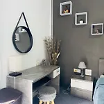 Sea Breeze Retreat - Comfort In The Heart Of 슬리에마