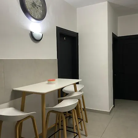 Sea Breeze Retreat - Comfort In The Heart Of דירה סליאמה