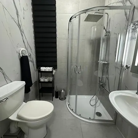 Sea Breeze Retreat - Comfort In The Heart Of 슬리에마