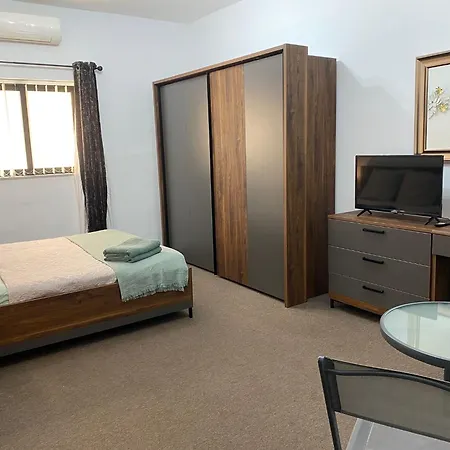 Sea Breeze Retreat - Comfort In The Heart Of דירה סליאמה