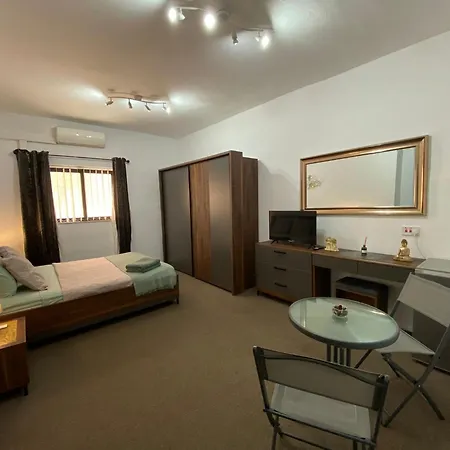דירה Sea Breeze Retreat - Comfort In The Heart Of סליאמה