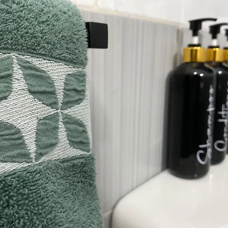 Sea Breeze Retreat - Comfort In The Heart Of アパート スリーマ