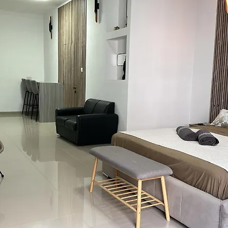 Sea Breeze Retreat - Comfort In The Heart Of 슬리에마