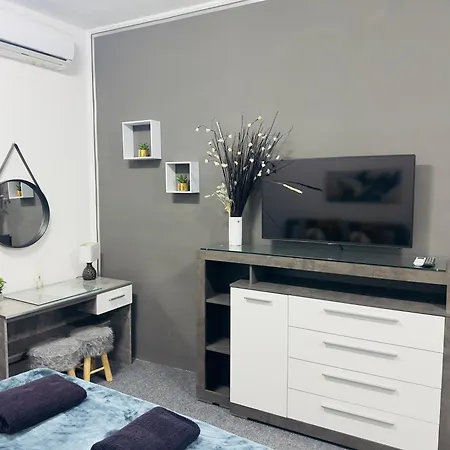 Sea Breeze Retreat - Comfort In The Heart Of 슬리에마