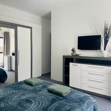 Sea Breeze Retreat - Comfort In The Heart Of スリーマ