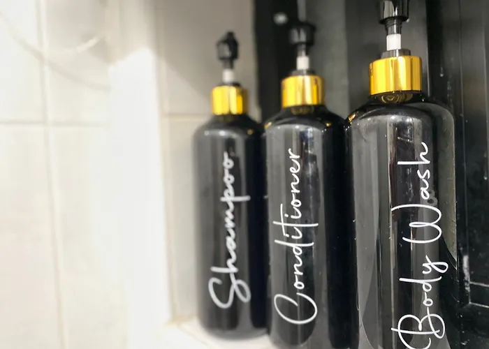 Sea Breeze Retreat - Comfort In The Heart Of 슬리에마