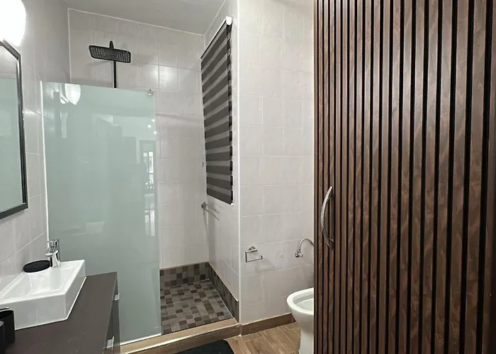 Sea Breeze Retreat - Comfort In The Heart Of 아파트 슬리에마