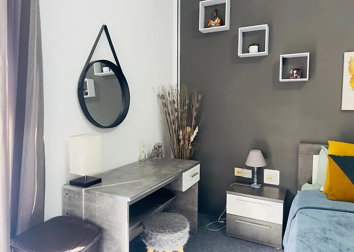 Sea Breeze Retreat - Comfort In The Heart Of 슬리에마